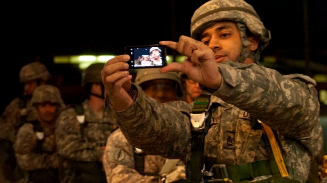 Askerlerin akıllı telefon kullanma alışkanlıkları operasyona ilişkin gizliliği de ihlal ediyor.